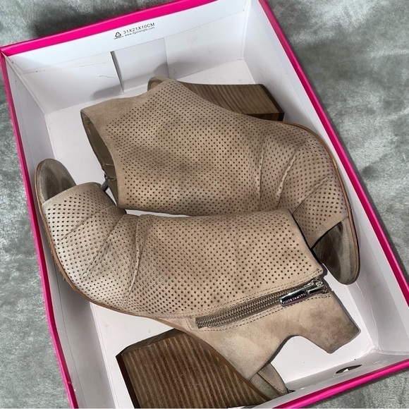 Vince Camuto Taupe Suede Perforated Peep Toe Ankle Booties Chunky Heel Sz 9 - Picture 10 of 12